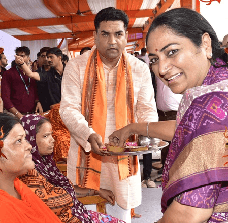 भोले भक्ति में सराबोर दिल्ली: कांवड़ियों का सीएम रेखा गुप्ता ने किया स्वागत, महिलाओं के छुए पैर