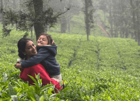 श्रेया सरन ने चाय-कॉफी के बागानों में बेटी संग बिताया दिन, फैंस को दी नेचर वॉक की सलाह