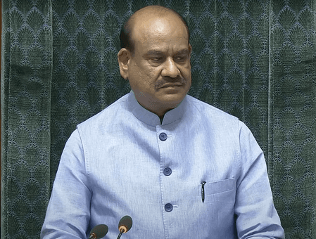 तख्तियां लाना, मेज थपथपाना आपकी पार्टी के संस्कार नहीं : लोकसभा में हंगामे पर ओम बिरला का वेणुगोपाल से सवाल