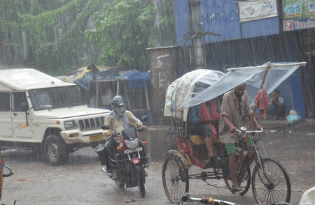 बिहार: पटना में भीषण तूफान और बारिश से बिगड़े हालात, यातायात और बिजली आपूर्ति ठप