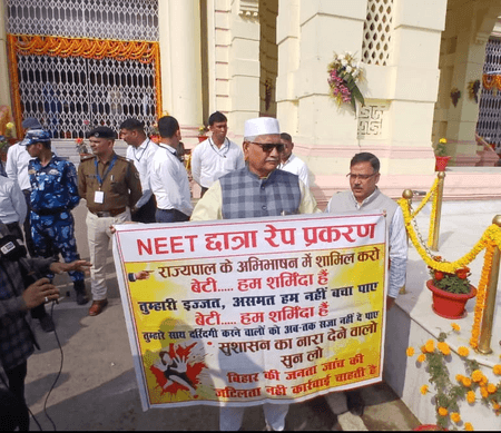 बिहार विधानसभा परिसर में पटना छात्रावास में छात्रा की मौत को लेकर विपक्ष ने किया प्रदर्शन