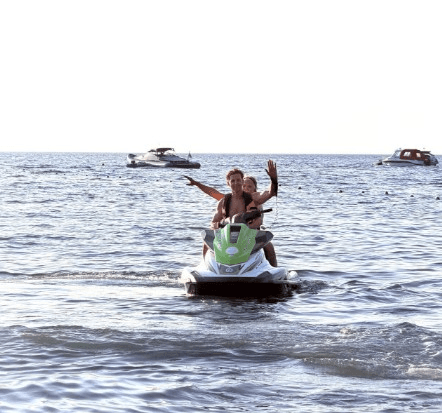 ऋतिक रोशन के साथ जेट स्की पर निकलीं मां पिंकी, शेयर किया मजेदार पोस्ट