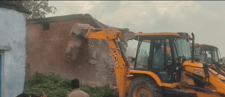 उत्तर प्रदेश : कुशीनगर में हाईकोर्ट के आदेश पर बुलडोजर चला, 8 मकान ध्वस्त, दर्जनों लोग बेघर