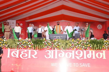 बिहार : सीएम सम्राट चौधरी ने 80 अग्निशमन वाहनों को दिखाई हरी झंडी, आधुनिक तकनीक और तेज सर्विस मिलेगी