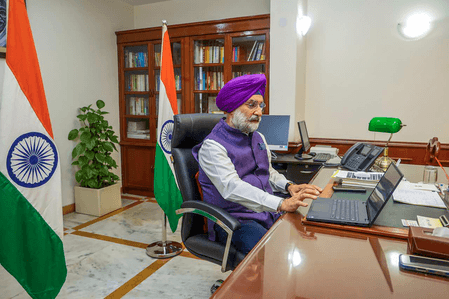 दिल्ली के उपराज्यपाल ने लोगों से ट्रैफिक पुलिस के साथ सहयोग करने का आग्रह किया