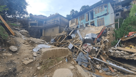 मंडी : नाले में उफान ने मचाई गांव में तबाही, उजड़े आशियाने, प्रभावितों ने लगाई मदद की गुहार