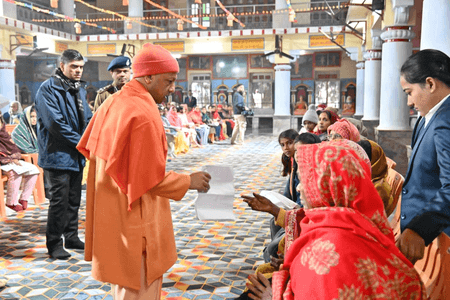 कड़ाके की ठंड के बीच सीएम योगी ने किया जनता दर्शन, 250 लोगों की समस्याएं सुनी