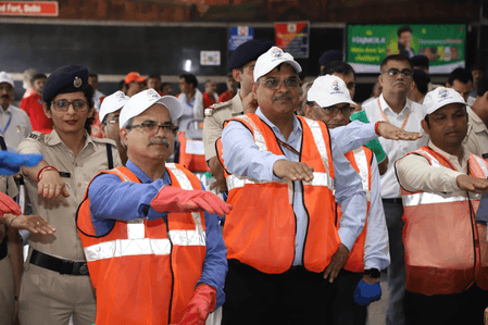 नई दिल्ली रेलवे स्टेशन पर स्वच्छता अभियान की शुरुआत
