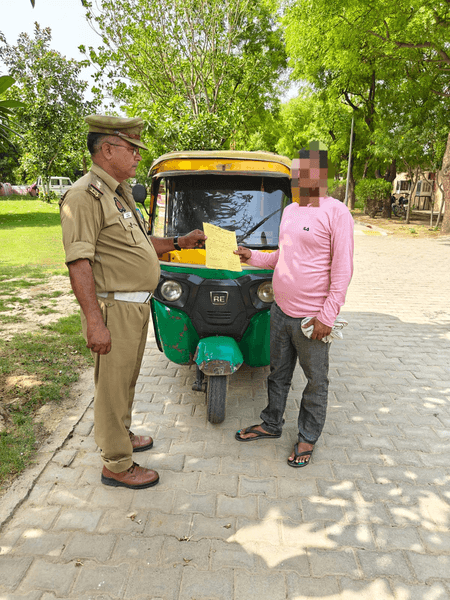 उत्तर प्रदेश : गौतमबुद्ध नगर में सड़क सुरक्षा के लिए 'सेफ ड्राइविंग - सेफ लाइफ' अभियान, 6402 चालान कटे, 324 वाहन सीज