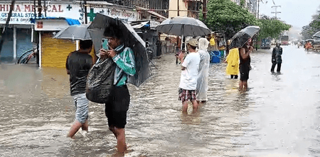 मुंबई में बारिश से बुरे हाल, बीएमसी ने घोषित की छुट्टी, निजी कार्यालयों को वर्क फ्रॉम होम की सलाह
