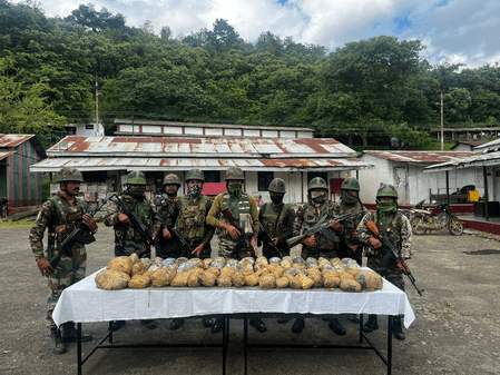 मणिपुर: काकचिंग में सुरक्षाबलों का संयुक्त अभियान, भारी मात्रा में हथियार बरामद