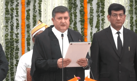 झारखंड हाईकोर्ट के 17वें चीफ जस्टिस बने तरलोक सिंह चौहान, राज्यपाल ने दिलाई शपथ