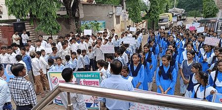 मध्य प्रदेश : बुरहानपुर के बिरोदा में स्कूली बच्चों ने निकाली स्वच्छता रैली, प्लास्टिक मुक्त गांव का संकल्प
