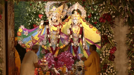 नंद के घर 'आनंद' बन आए कान्हा, कृष्ण मंदिरों में उमड़ा आस्था का जनसैलाब