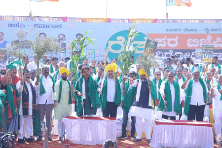 कर्नाटक: किसानों की मांग को लेकर सुवर्ण सौधा घेराव की कोशिश के दौरान कई भाजपा नेता गिरफ्तार