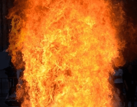 बिंदापुर के मंसाराम पार्क में भीषण आग, 80 झुग्गियां जलकर खाक