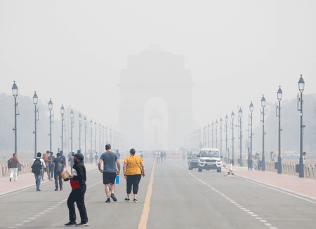 दिल्ली में धुंध की मोटी छाई, औसत वायु गुणवत्ता सूचकांक 400 के करीब पहुंचा