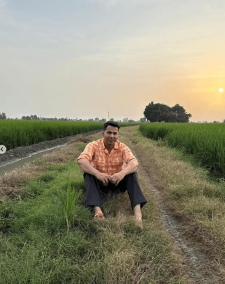 पंजाब के खेतों में बिना चप्पल के सिंपल लुक में नजर आए वरुण धवन, तस्वीरें की शेयर