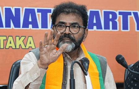 कर्नाटक भाजपा ने गड्ढों की समस्या को लेकर राज्य सरकार पर उठाए सवाल