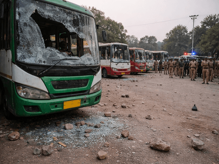 मध्य प्रदेश के तराना में दो गुटों के बीच झड़प, बसों में आगजनी और पथराव