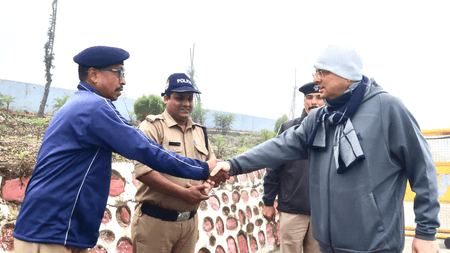 उत्तराखंड : भराड़ीसैंण में तैनात सुरक्षाकर्मियों से मिले सीएम धामी, उनके काम को सराहा