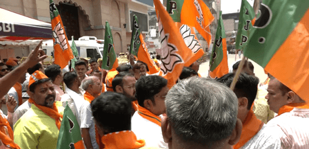 पीएम मोदी के दौरे के लिए 'दुल्हन' की तरह सजी वाराणसी, सीएम योगी आदित्यनाथ और नितिन नवीन ने की काशी विश्वनाथ मंदिर में पूजा