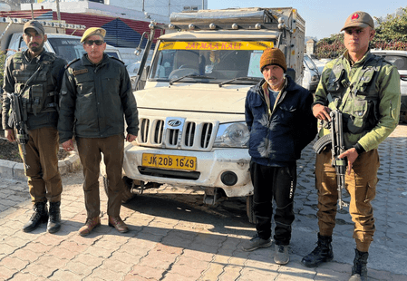 रियासी पुलिस का अवैध खैर लकड़ी तस्करी पर करारा प्रहार : 7 क्विंटल लकड़ी और गाड़ी जब्त