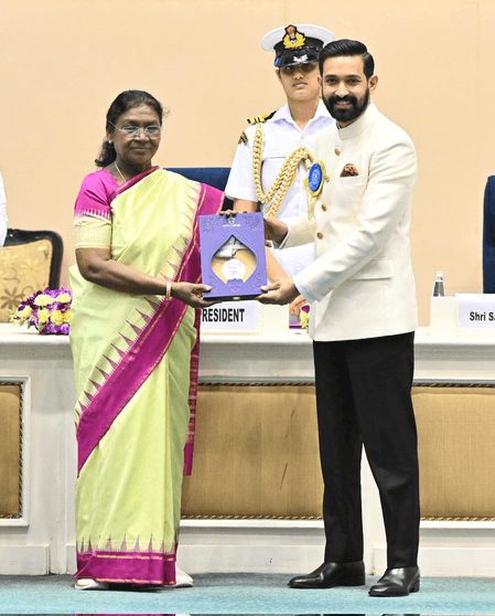 विक्रांत मैसी को '12वीं फेल' के लिए मिला सर्वश्रेष्ठ अभिनेता का पुरस्कार, बताया जीवन का गौरवपूर्ण क्षण