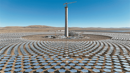 शीत्सांग के पहले सौर तापीय विद्युत संयंत्र के ऊष्मा-अवशोषक टावर का शिखर-स्थापना पूरा