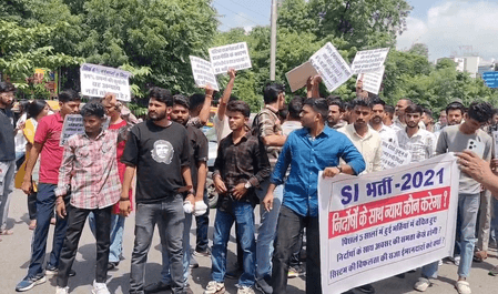 राजस्थान एसआई भर्ती रद्द होने पर छात्रों का फूटा गुस्सा, प्रदर्शन के दौरान पुलिस से तीखी बहस