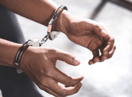 मुंबई: इंडियन रेलवे में नकली बाबा के पोस्टर लगाने वाला गिरफ्तार