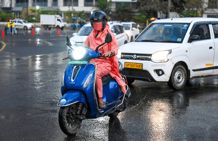 दिल्ली-एनसीआर : बरसात का दौरा जारी, तापमान में आई गिरावट, एक्यूआई भी ग्रीन और येलो जोन में पहुंचा