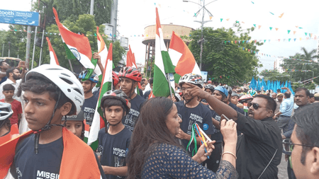 गृह नगर लौटे अंतरिक्ष यात्री शुभांशु शुक्ला, अपने ही स्कूल के बच्चों से पाई परेड की सलामी (लीड-1)