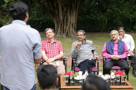 आईआईटी दिल्ली में छात्रों से मिले शिक्षा मंत्री, पीएम ने किया है आत्मनिर्भरता का आह्वान