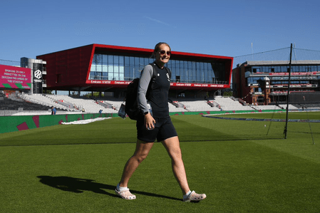 न्यूजीलैंड के खिलाफ सोफी एक्लेस्टोन ने फेंकी सिर्फ चार गेंदें, जानिए क्या थी वजह?