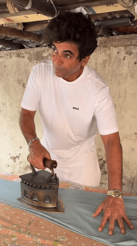 सड़क किनारे बैठ इस्तरी करते दिखे 'आयरन मैन' सुनील ग्रोवर