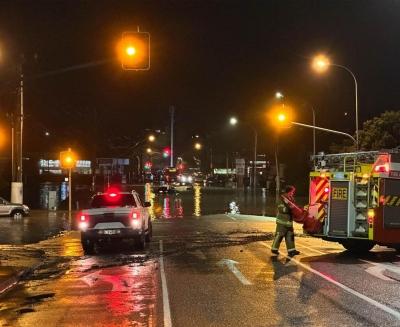 न्यूजीलैंड में मौसम का बिगड़ा मिजाज: आंधी-तूफान से उखड़े पेड़, बिजली आपूर्ति बाधित