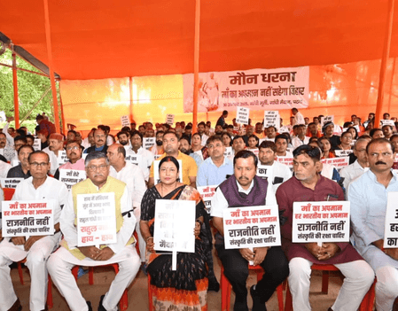 पटना : अमर्यादित टिप्पणी के खिलाफ भाजपा का महात्मा गांधी प्रतिमा के समक्ष मौन धरना