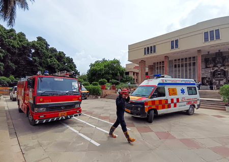 सूरत: खिड़की से गिरे बुजुर्ग की बची जान, दमकल की टीम ने किया रेस्क्यू