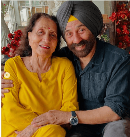 सनी देओल ने मां प्रकाश कौर को जन्मदिन पर दी बधाई, तस्वीरें की साझा