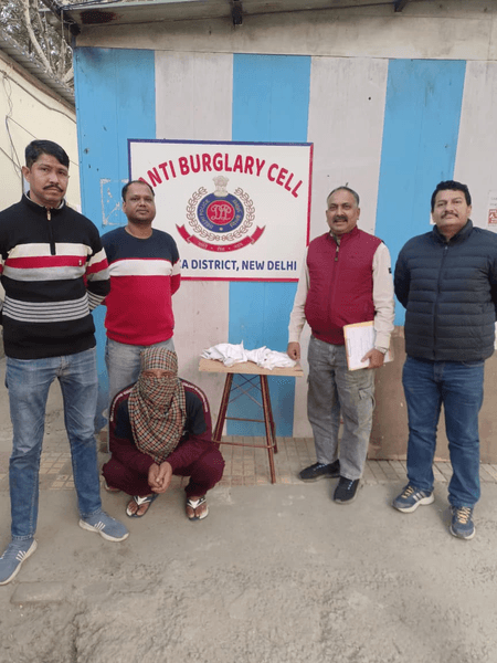 दिल्ली के द्वारका में 50 हजार रुपए का इनामी चोर गिरफ्तार, 100 ग्राम सोना बरामद