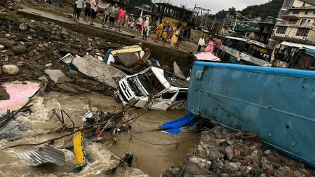 हिमाचल प्रदेश के मंडी जिले में भारी बारिश से तबाही, कई गाड़ियां पानी में बही