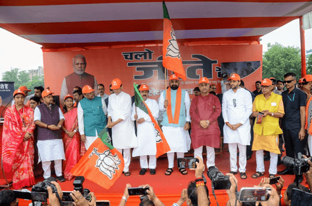 पटना : भाजपा ने गांधी मैदान से 'चलो जीते हैं' रथ किया रवाना