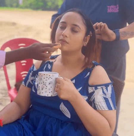 वैन के बाहर मेकअप कराती दिखीं रानी चटर्जी, कहा- 'याद आ गए पुराने दिन'