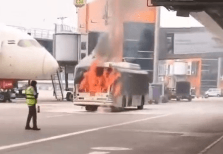 आईजीआई एयरपोर्ट के टर्मिनल 3 पर खड़ी बस में लगी आग, मचा हड़कंप