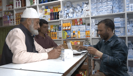 जम्मू-कश्मीर: जन औषधि केंद्रों से सस्ती दवाएं पाकर राहत महसूस कर रहे बारामुला के निवासी