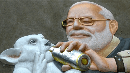 दिल्ली के चित्रकार ने गोबर से बनाई पीएम मोदी की अनूठी पेंटिंग, जन्मदिन पर जीता दिल