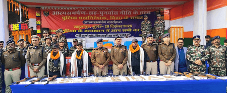 बिहार: तीन नक्सलियों ने पुलिस महानिदेशक के सामने किया आत्मसमर्पण