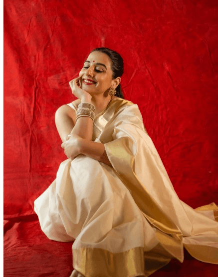 नवरात्रि की भक्ति में डूबे फिल्मी सितारे, सोशल मीडिया पर दीं शुभकामनाएं