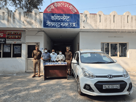 नोएडा में तीन शातिर चोर गिरफ्तार, आभूषण-कार, नकदी और फर्जी नंबर प्लेट बरामद